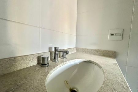 Apartamento à venda com 115m², 2 quartos e 2 vagas Apartamento à venda com 115m², 2 quartos e 2 vagasBanheiro da Suíte