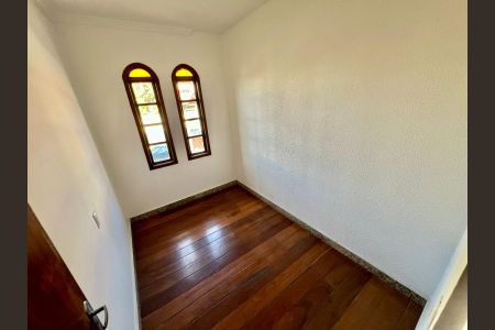 Casa à venda com 288m², 8 quartos e 4 vagasQuarto 2