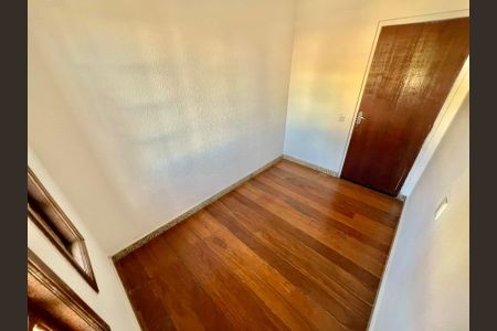 Casa à venda com 288m², 8 quartos e 4 vagasQuarto 2