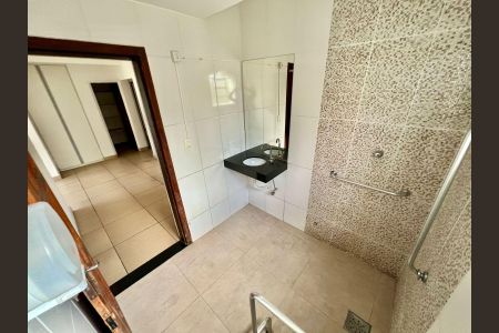 Casa à venda com 288m², 8 quartos e 4 vagasBanheiro social inferior