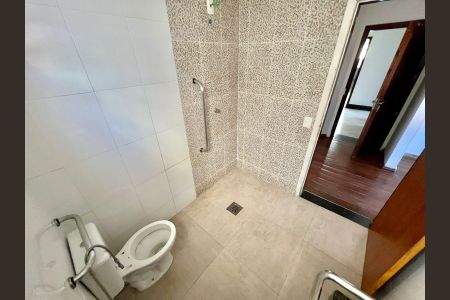 Casa à venda com 288m², 8 quartos e 4 vagasBanheiro da Suíte