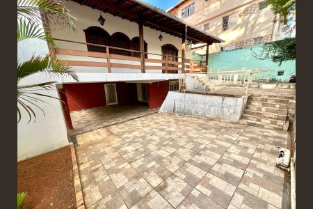 Casa à venda com 288m², 8 quartos e 4 vagasÁrea Externa - Frente