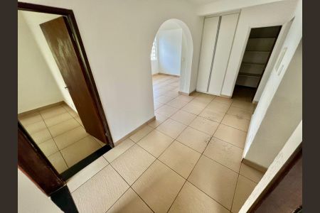 Casa à venda com 288m², 8 quartos e 4 vagasCorredor