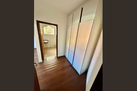 Casa à venda com 288m², 8 quartos e 4 vagasSuíte