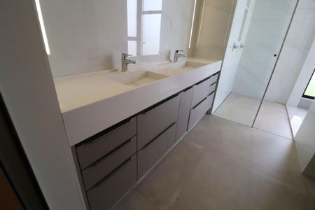 Casa de condomínio para alugar com 500m², 5 quartos e 3 vagasBanheiro Suíte 1