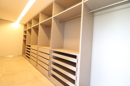 Casa de condomínio para alugar com 500m², 5 quartos e 3 vagasCloset da Suíte 1