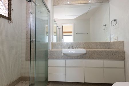 Apartamento à venda com 144m², 4 quartos e 3 vagasBanheiro da Suíte 1