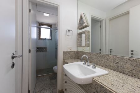 Apartamento à venda com 144m², 4 quartos e 3 vagasBanheiro da Semi Suíte 1 e 2