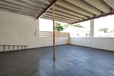 Casa de condomínio à venda com 180m², 3 quartos e 2 vagasTerraço