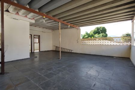 Casa de condomínio à venda com 180m², 3 quartos e 2 vagasTerraço