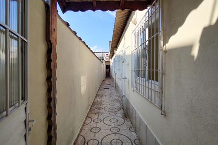 Casa para alugar com 90m², 2 quartos e 1 vaga Casa para alugar com 90m², 2 quartos e 1 vagaCorredor lateral