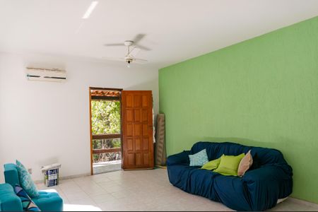 Casa de condomínio à venda com 180m², 3 quartos e 3 vagasSala