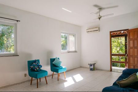 Casa de condomínio à venda com 180m², 3 quartos e 3 vagasSala