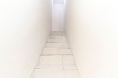 Casa de condomínio para alugar com 55m², 2 quartos e 1 vaga Casa de condomínio para alugar com 55m², 2 quartos e 1 vagaEscada