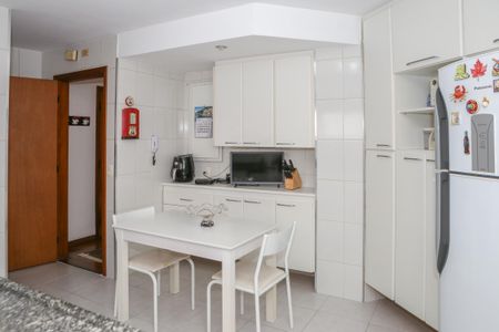 Apartamento para alugar com 249m², 3 quartos e 2 vagas Apartamento para alugar com 249m², 3 quartos e 2 vagasCozinha