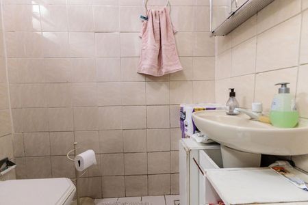 Casa à venda com 145m², 2 quartos e 1 vaga Casa à venda com 145m², 2 quartos e 1 vagaBanheiro da Área de Serviço