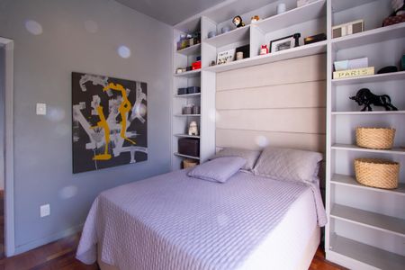 Casa à venda com 288m², 5 quartos e 4 vagas Casa à venda com 288m², 5 quartos e 4 vagasQuarto 2