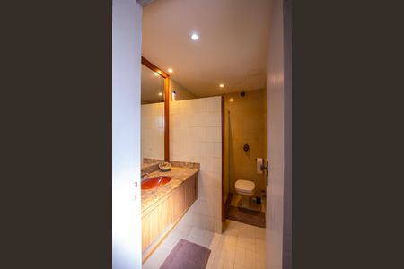 Casa à venda com 288m², 5 quartos e 4 vagas Casa à venda com 288m², 5 quartos e 4 vagasBanheiro 1