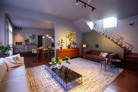 Casa à venda com 288m², 5 quartos e 4 vagas Casa à venda com 288m², 5 quartos e 4 vagasSala