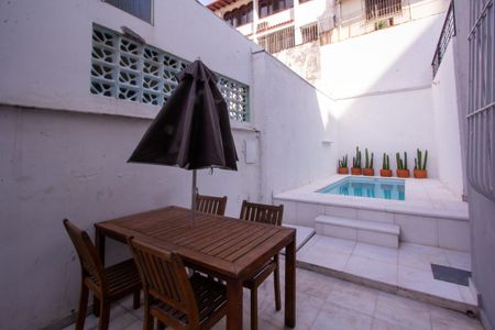 Casa à venda com 288m², 5 quartos e 4 vagas Casa à venda com 288m², 5 quartos e 4 vagasPiscina