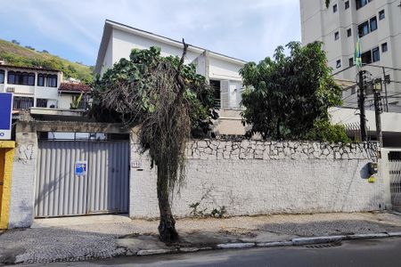 Casa à venda com 288m², 5 quartos e 4 vagas Casa à venda com 288m², 5 quartos e 4 vagasPlaca