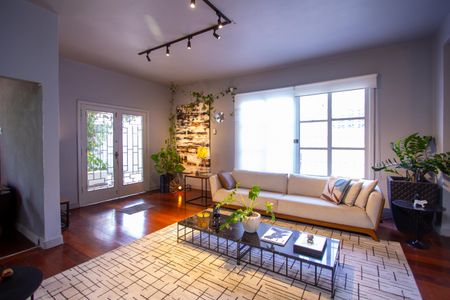 Casa à venda com 288m², 5 quartos e 4 vagas Casa à venda com 288m², 5 quartos e 4 vagasSala