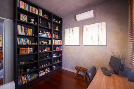 Casa à venda com 288m², 5 quartos e 4 vagas Casa à venda com 288m², 5 quartos e 4 vagasEscritório