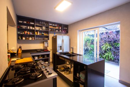 Casa à venda com 288m², 5 quartos e 4 vagas Casa à venda com 288m², 5 quartos e 4 vagasCozinha