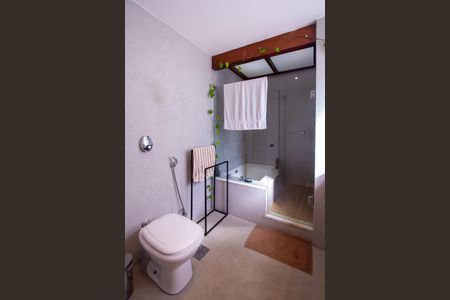 Casa à venda com 288m², 5 quartos e 4 vagas Casa à venda com 288m², 5 quartos e 4 vagasBanheiro 2