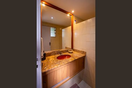 Casa à venda com 288m², 5 quartos e 4 vagas Casa à venda com 288m², 5 quartos e 4 vagasBanheiro 1