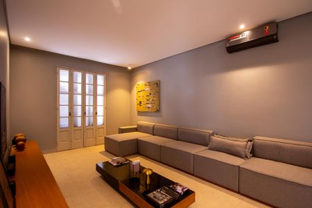 Casa à venda com 288m², 5 quartos e 4 vagas Casa à venda com 288m², 5 quartos e 4 vagasSala de TV