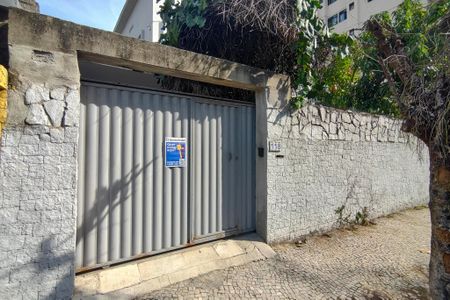 Casa à venda com 288m², 5 quartos e 4 vagas Casa à venda com 288m², 5 quartos e 4 vagasFachada