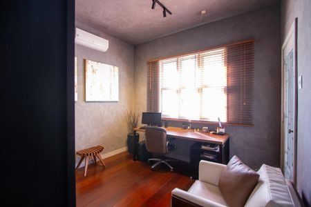 Casa à venda com 288m², 5 quartos e 4 vagas Casa à venda com 288m², 5 quartos e 4 vagasEscritório