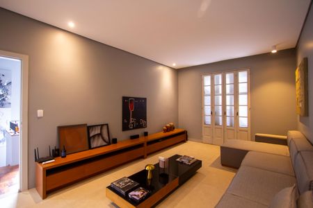 Casa à venda com 288m², 5 quartos e 4 vagas Casa à venda com 288m², 5 quartos e 4 vagasSala de TV