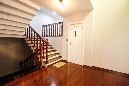 Casa à venda com 650m², 4 quartos e 4 vagasEscada