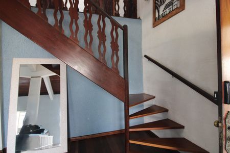 Casa para alugar com 400m², 4 quartos e 2 vagasEscada