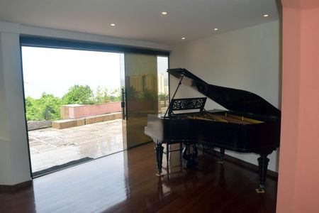 Casa de condomínio para alugar com 540m², 4 quartos e 4 vagas Casa de condomínio para alugar com 540m², 4 quartos e 4 vagasSala