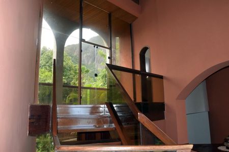 Casa de condomínio para alugar com 540m², 4 quartos e 4 vagas Casa de condomínio para alugar com 540m², 4 quartos e 4 vagasEscada