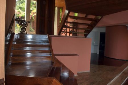 Casa de condomínio para alugar com 540m², 4 quartos e 4 vagas Casa de condomínio para alugar com 540m², 4 quartos e 4 vagasEscada