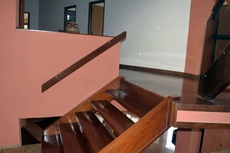 Casa de condomínio para alugar com 540m², 4 quartos e 4 vagas Casa de condomínio para alugar com 540m², 4 quartos e 4 vagasEscada