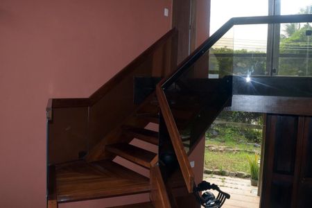 Casa de condomínio para alugar com 540m², 4 quartos e 4 vagas Casa de condomínio para alugar com 540m², 4 quartos e 4 vagasEscada