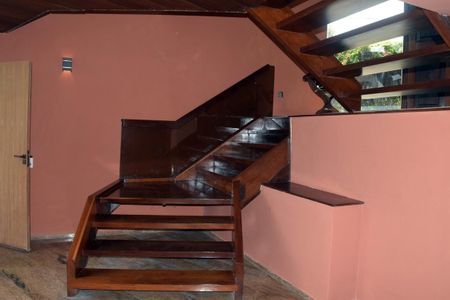 Casa de condomínio para alugar com 540m², 4 quartos e 4 vagas Casa de condomínio para alugar com 540m², 4 quartos e 4 vagasEscada