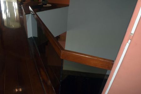 Casa de condomínio para alugar com 540m², 4 quartos e 4 vagas Casa de condomínio para alugar com 540m², 4 quartos e 4 vagasEscada