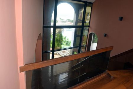 Casa de condomínio para alugar com 540m², 4 quartos e 4 vagas Casa de condomínio para alugar com 540m², 4 quartos e 4 vagasEscada