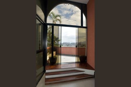 Casa de condomínio para alugar com 540m², 4 quartos e 4 vagas Casa de condomínio para alugar com 540m², 4 quartos e 4 vagasSacada