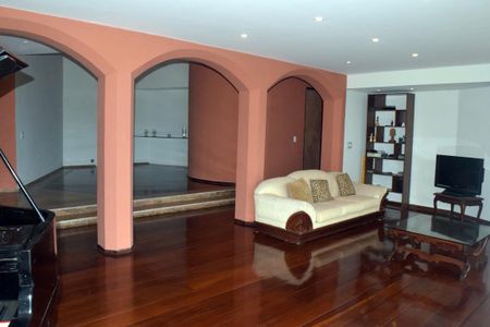 Casa de condomínio para alugar com 540m², 4 quartos e 4 vagas Casa de condomínio para alugar com 540m², 4 quartos e 4 vagasSala