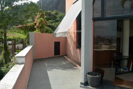 Casa de condomínio para alugar com 540m², 4 quartos e 4 vagas Casa de condomínio para alugar com 540m², 4 quartos e 4 vagasSacada