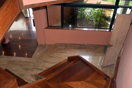 Casa de condomínio para alugar com 540m², 4 quartos e 4 vagas Casa de condomínio para alugar com 540m², 4 quartos e 4 vagasEscada