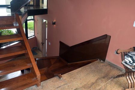 Casa de condomínio para alugar com 540m², 4 quartos e 4 vagas Casa de condomínio para alugar com 540m², 4 quartos e 4 vagasEscada