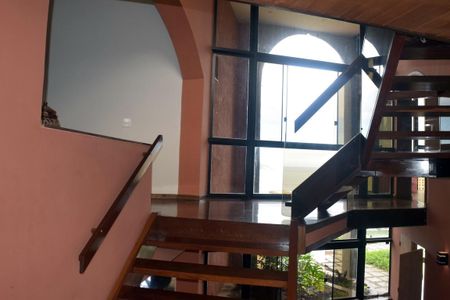 Casa de condomínio para alugar com 540m², 4 quartos e 4 vagas Casa de condomínio para alugar com 540m², 4 quartos e 4 vagasEscada